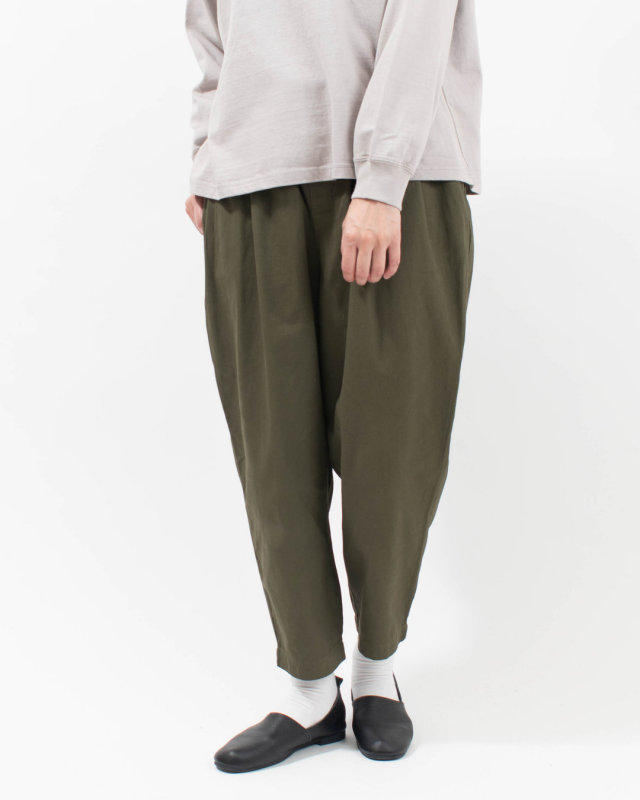 01FWP14503 blue willow コットンツイル タックテーパードパンツ