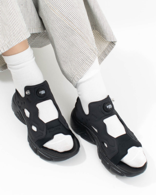 100251112 Reebok インスタ ポンプフューリー サンダル（ブラック）