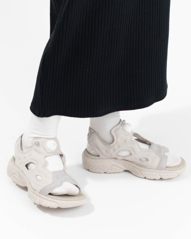 100251113 Reebok インスタ ポンプフューリー サンダル（ムーンストーン）