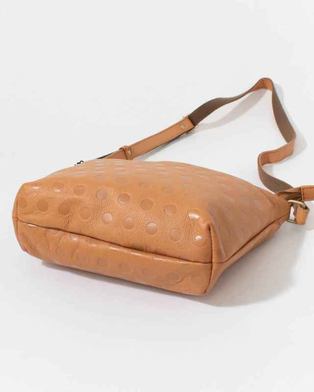 29215　zucchero 水玉型押しショルダーバッグ