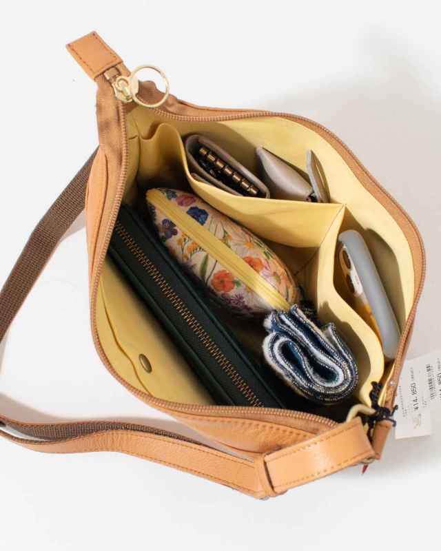 29215　zucchero 水玉型押しショルダーバッグ