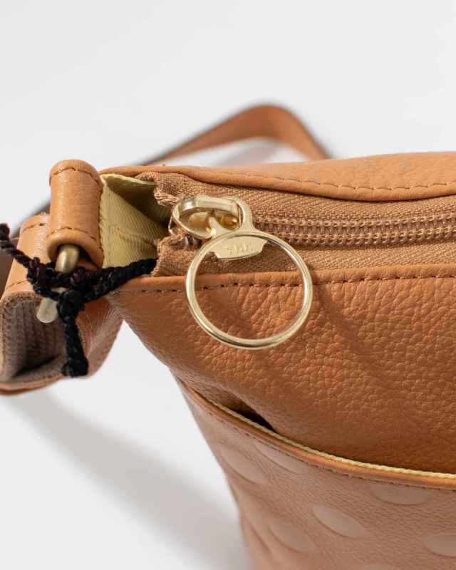 29215　zucchero 水玉型押しショルダーバッグ