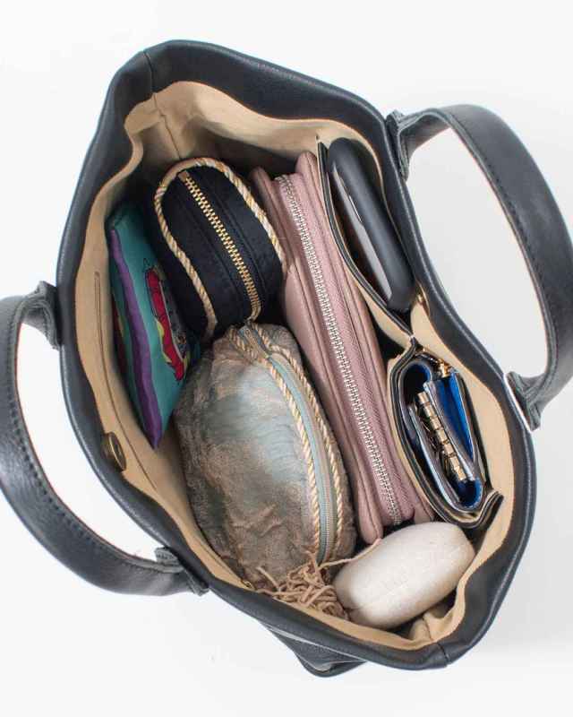 51113  ONEPAIRED/toleur カウレザーワイドトート