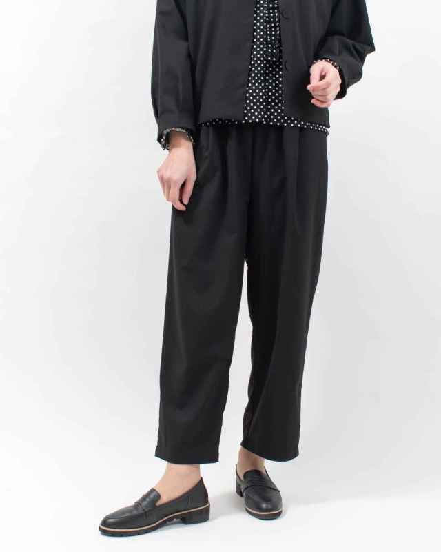 新品　ミナペルホネン　 choucho タックテーパード　パンツ　黒 Bliss bunch タックテーパードパンツ｜ナチュラルファッション