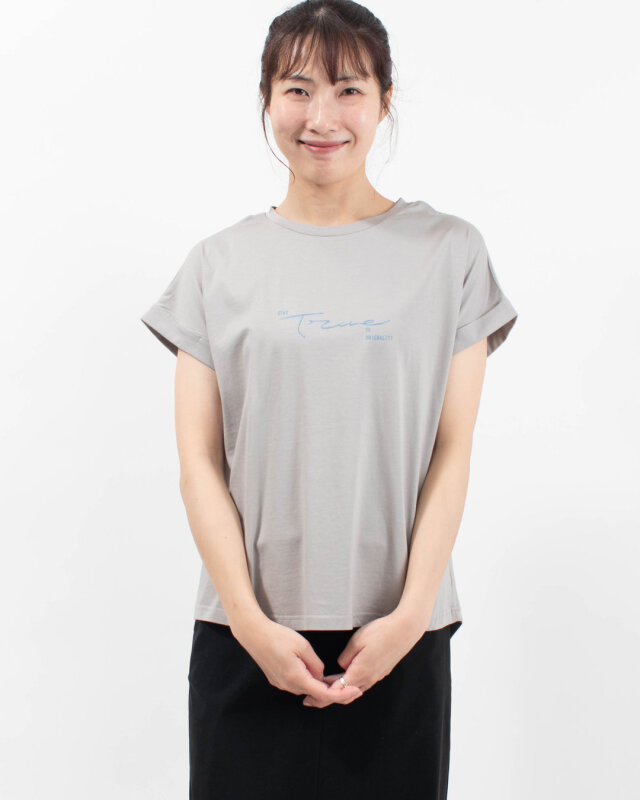 vingtrois ドライタッチ スクリプトロゴ Tシャツ