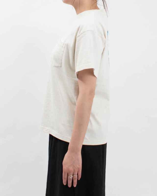 B-491006  BLUE LAKE MARKET アメリカンドライ天竺||バックプリントポケットTee