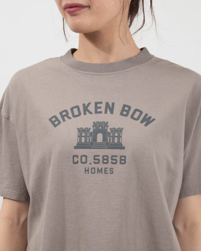 B-521016 BLUE LAKE MARKET アメリカンドライ天竺||ヘムラウンドプリントTee［broken BOW～］