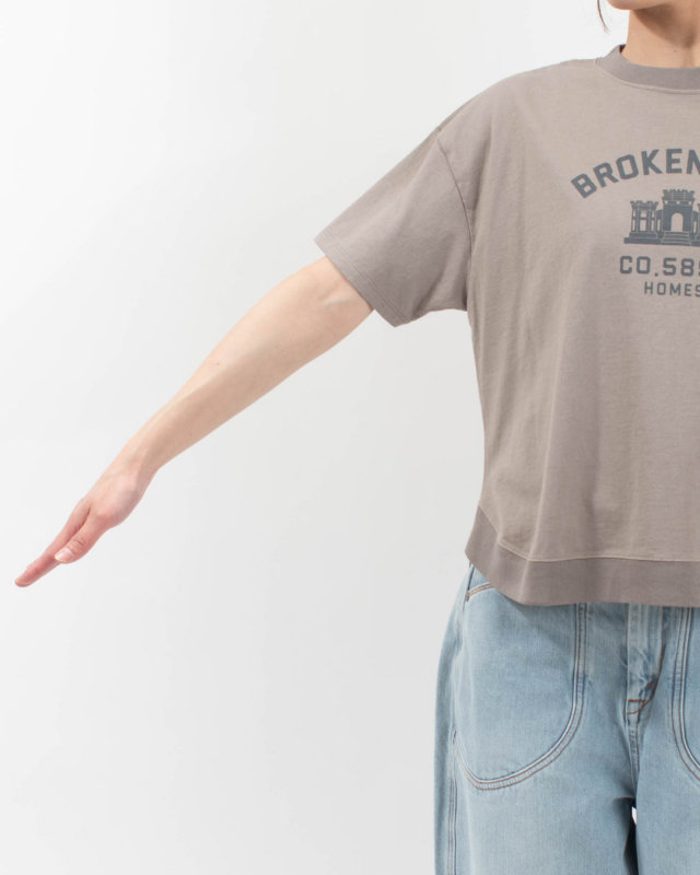 B-521016 BLUE LAKE MARKET アメリカンドライ天竺||ヘムラウンドプリントTee［broken BOW～］