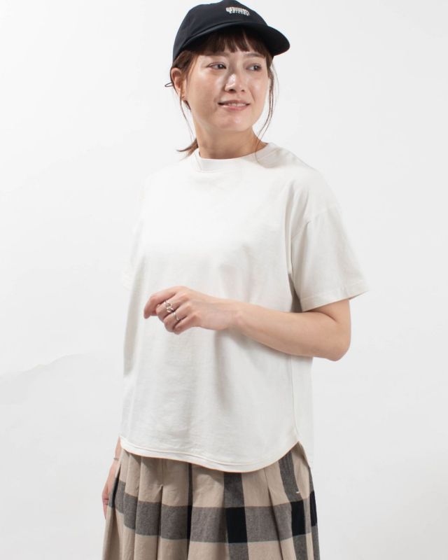 FIRST 襟ぐり小さめ 身幅ゆったり スタンダードなTシャツ