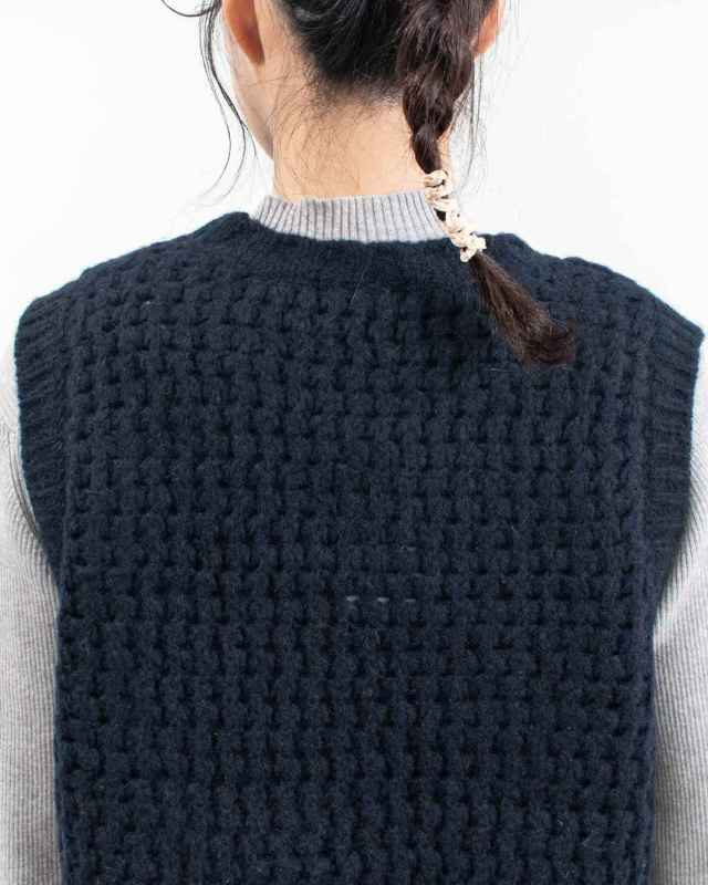 P906103 prit 1/3ファインメリノウールナイロン3Gワッフル編み クルーネックベスト