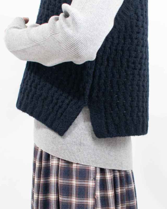 P906103 prit 1/3ファインメリノウールナイロン3Gワッフル編み クルーネックベスト