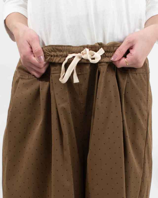 SUN VALLEY ポリエステルツイルドットプリントパンツ｜ナチュラル