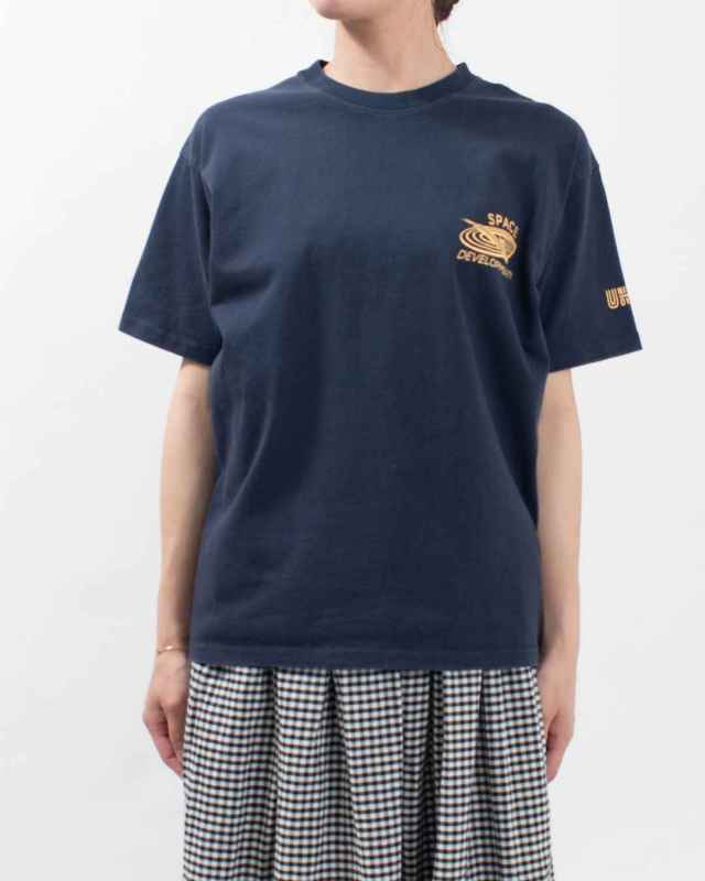 UNIVERSAL OVERALL ユニバーサルオーバーオール STONE WASH TENNIS S/S TEE U2513209-A ユニセックス カジュアル アメカジ アウトドア プリントTシャツ 夏 大人 UNIVERSAL OVERALL STONE WASH TENNIS S/S TEE｜ナチュラル