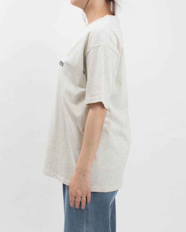 UNIVERSAL OVERALL EMBROIDERY TEE｜ナチュラルファッション