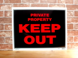 KEEP OUT　私有地立ち入り禁止