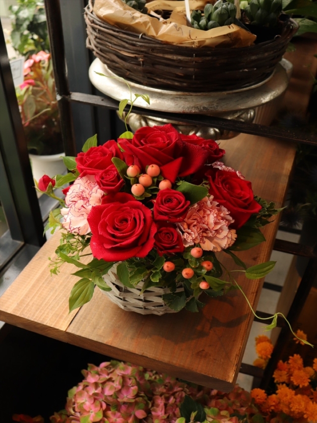 バラがメインのアレンジメント【お急ぎ便対応】