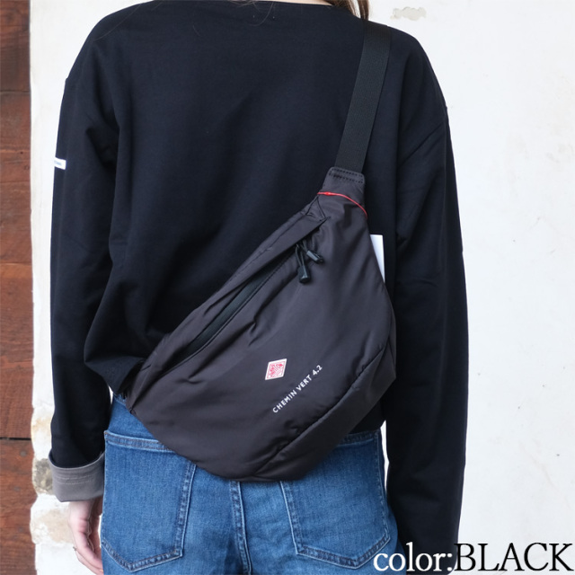 シンプルなデザインのボディバッグ＊