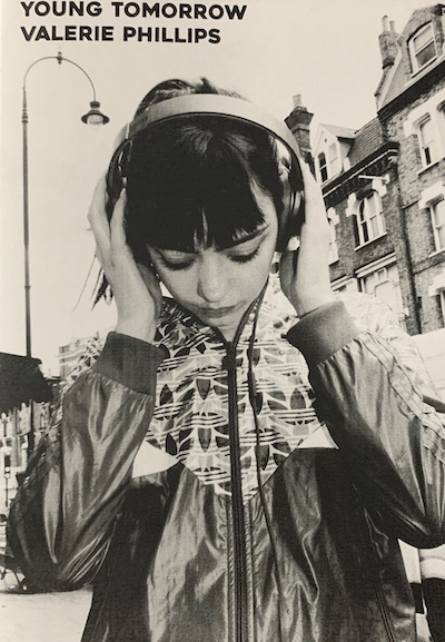 ヴァレリー・フィリップス: VALERIE PHILLIPS: YOUNG TOMORROW