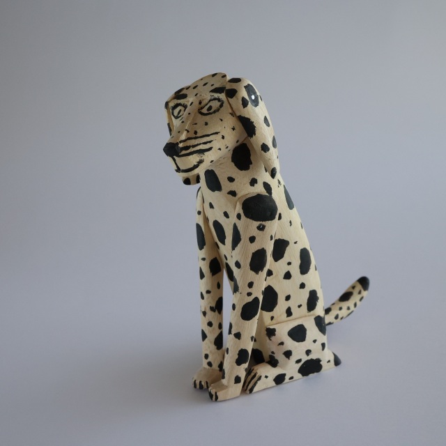 キリーノ・サンティアゴ 木彫り 犬 イヌ お座りしている犬