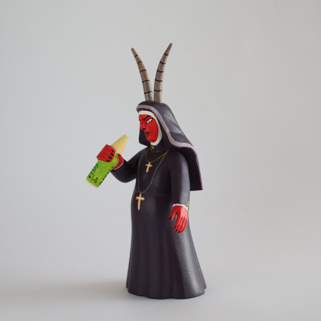 アベリーノ・ペレス作 木彫り 酒を飲む修道女 オアハカンウッドカーヴィング アレブリヘス メキシコ民芸品 メキシコ雑貨