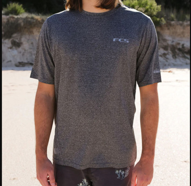 メール便発送商品] 25 FCS ラッシュガード 半袖 SURF TEE UPF50+ ユニ 