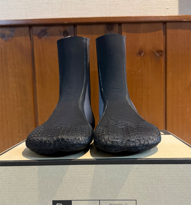 タビー レボ キヌガワ 4mm サーフブーツ [KW-4721C] Tabie REVO