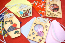 アクリルと木のお守り