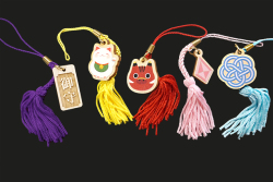 木製カラフルストリップモビール 房付き木製ストラップ＜100個～＞