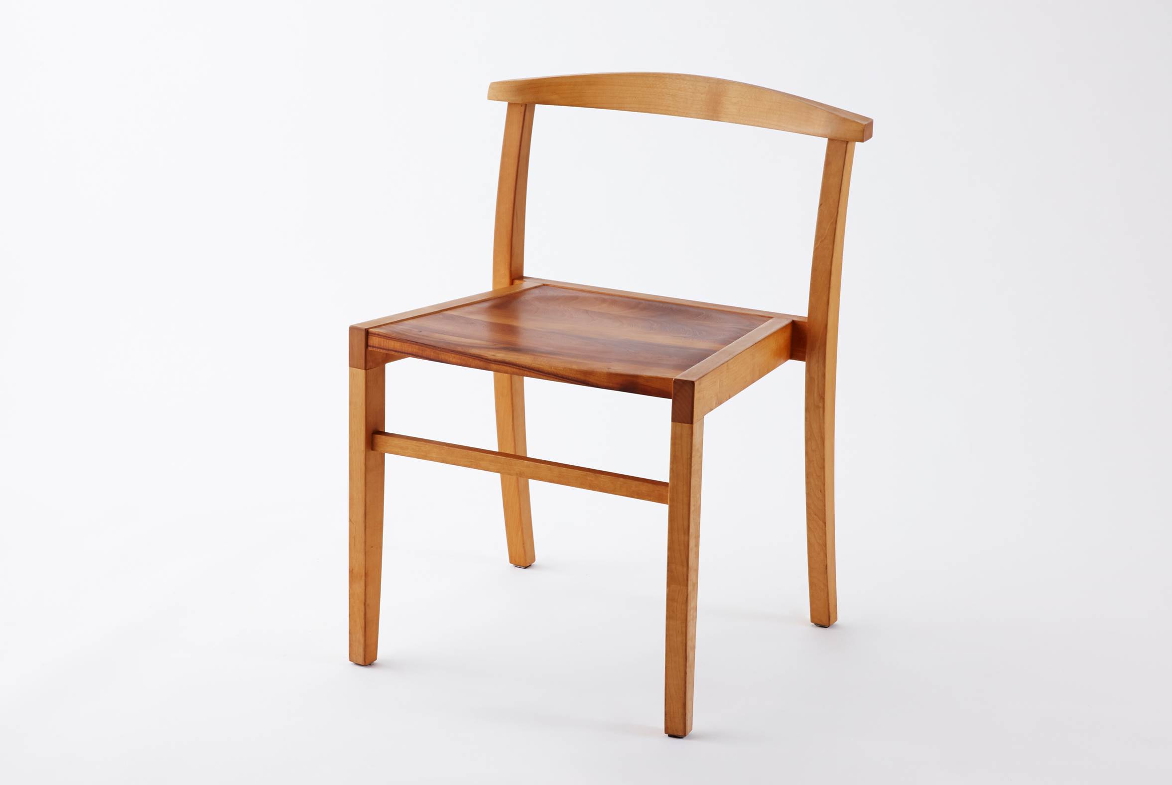 オーケストラ用の木製家具の木の椅子。国産家具です。