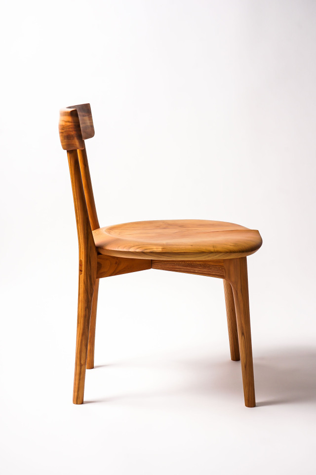 サクラの木の椅子。もちろん国産家具です。木製椅子でも桜はあまり