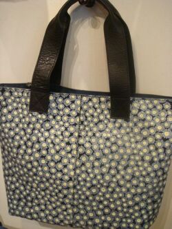 牛革フラワー柄トートバッグ　ブルー