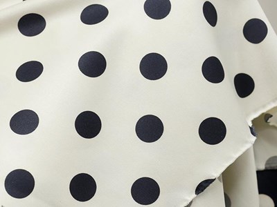 Peサテンポルカドット（オフホワイト） メイン