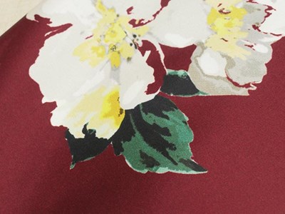 ハードサテン花柄プリント（エンジ） メイン