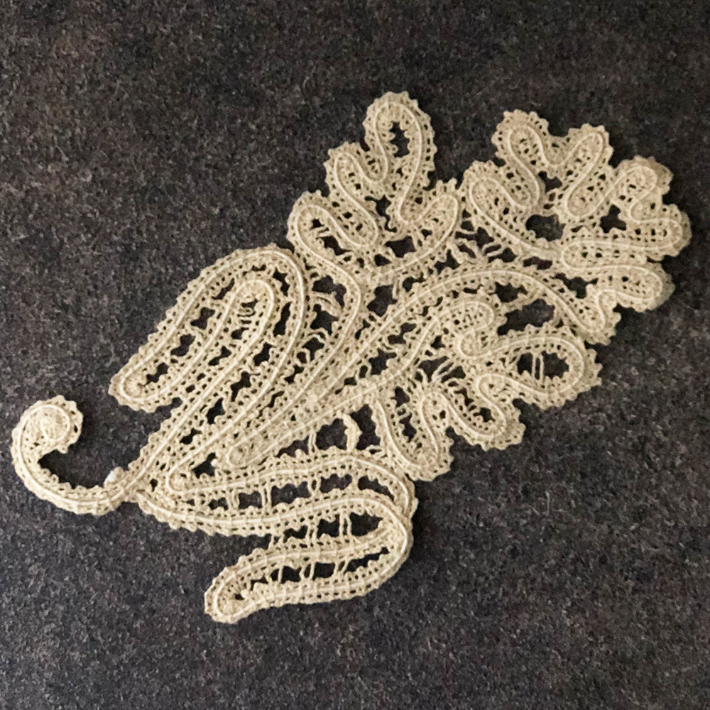 LA COUSINE DES LILAS ラ クジーヌ デ リラ アンティーク レース フランス 刺繍