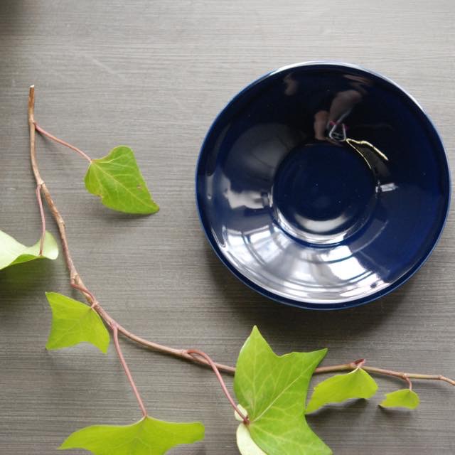 クリスチャンヌペロションの陶磁器。美しい色合いは自然を思い起こさせます。