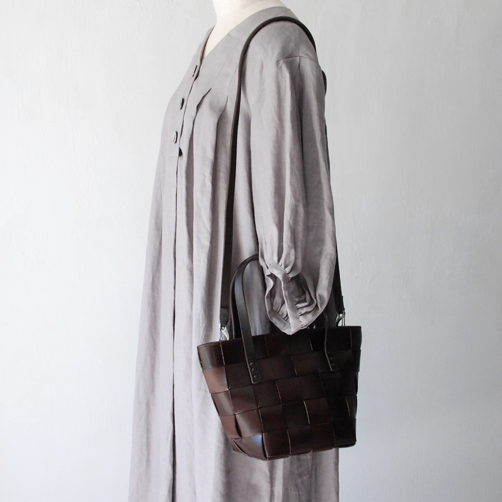 DRAGON(ドラゴン) 熟練した職人の編みこみによるレザーメッシュが特徴的なブランド。