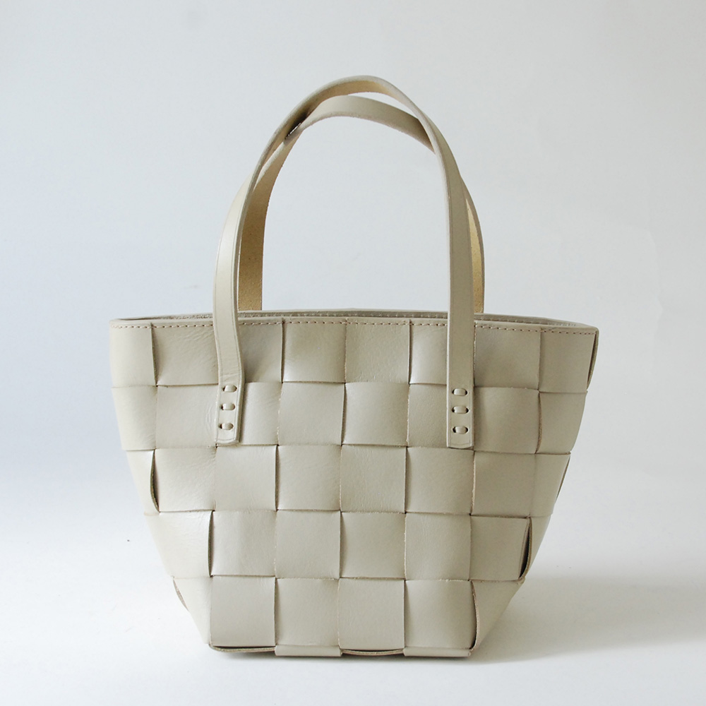 DRAGON(ドラゴン) 熟練した職人の編みこみによるレザーメッシュが特徴的なブランド。