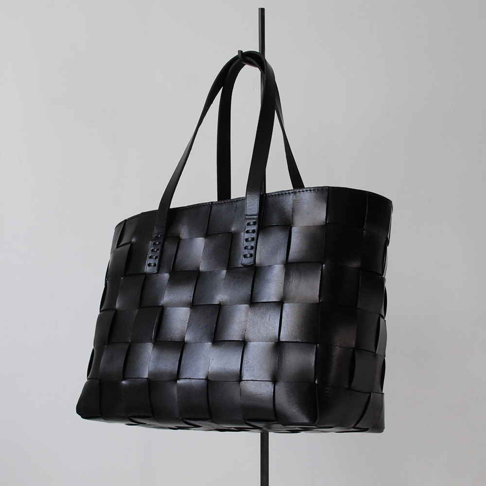 DRAGON(ドラゴン) 熟練した職人の編みこみによるレザーメッシュが特徴的なブランド。