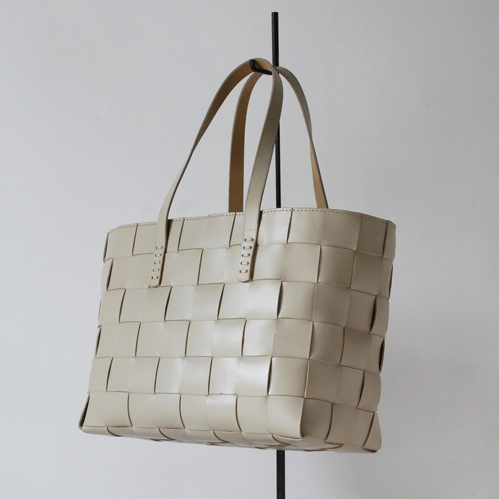 DRAGON(ドラゴン) 熟練した職人の編みこみによるレザーメッシュが特徴的なブランド。