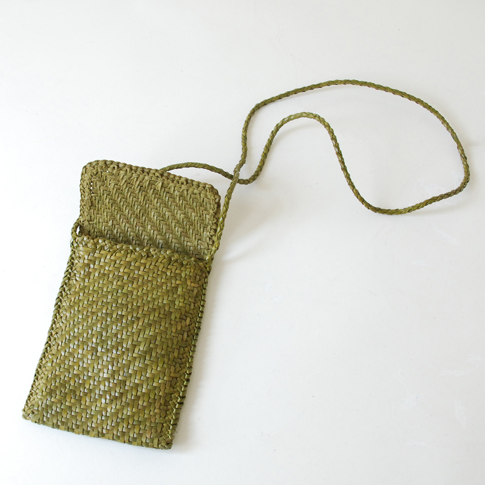 DRAGON(ドラゴン) 熟練した職人の編みこみによるレザーメッシュが特徴的なブランド。