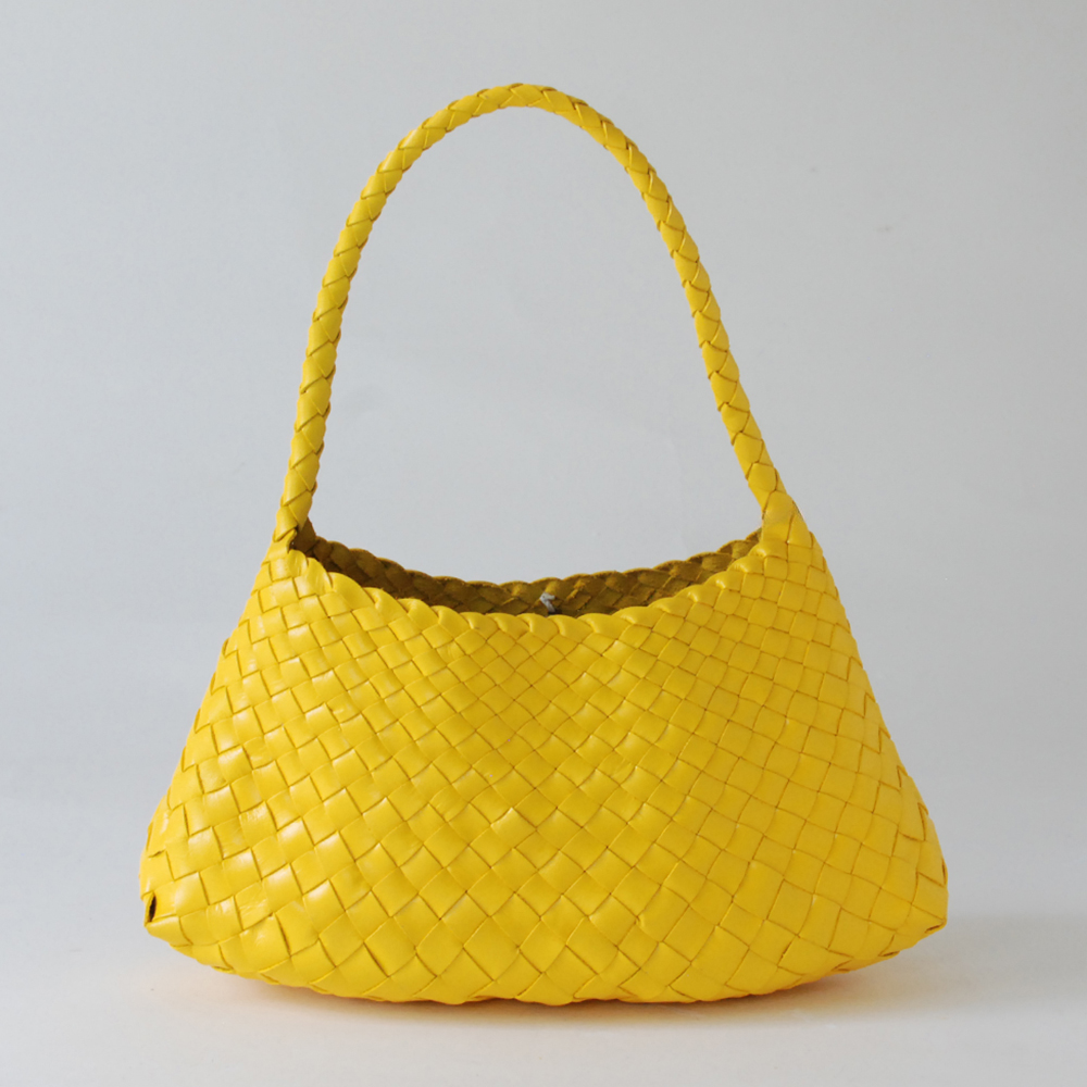 DRAGON(ドラゴン) 熟練した職人の編みこみによるレザーメッシュが特徴的なブランド。