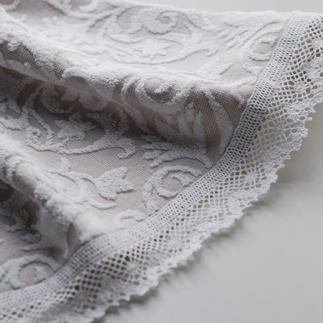 フランジュールの高級タオル、ジュリエット。優雅なモチーフがインテリアのアクセントになります。