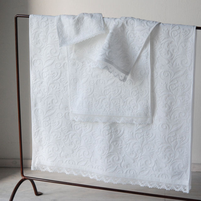 フランジュールの高級タオル、ジュリエット。優雅なモチーフがインテリアのアクセントになります。