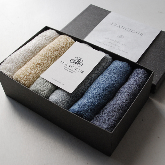 パリの景色をイメージした6色のタオル。パリは明るい陽の光より、曇りのグレイッシュな光の方が似合います。