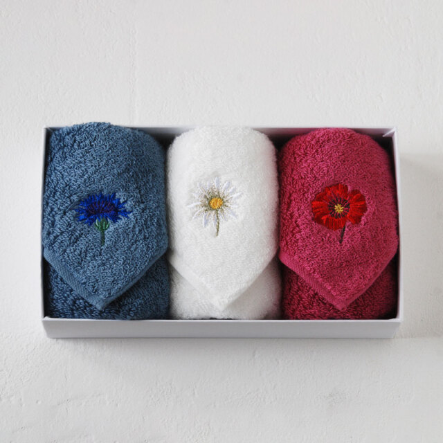 フランジュールのオリジナルタオル、トリコロールの由来となった花の刺繍を施しました。