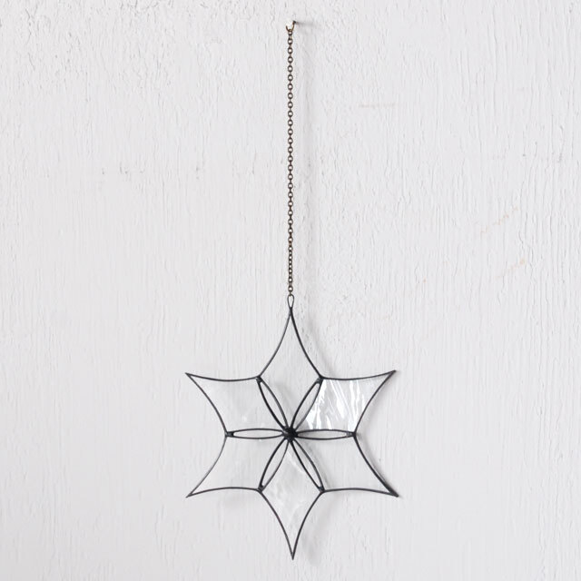 atelier mado(アトリエマド)は神戸にある小さなステンドグラスの工房です。ステンドグラスや鏡を制作しています。