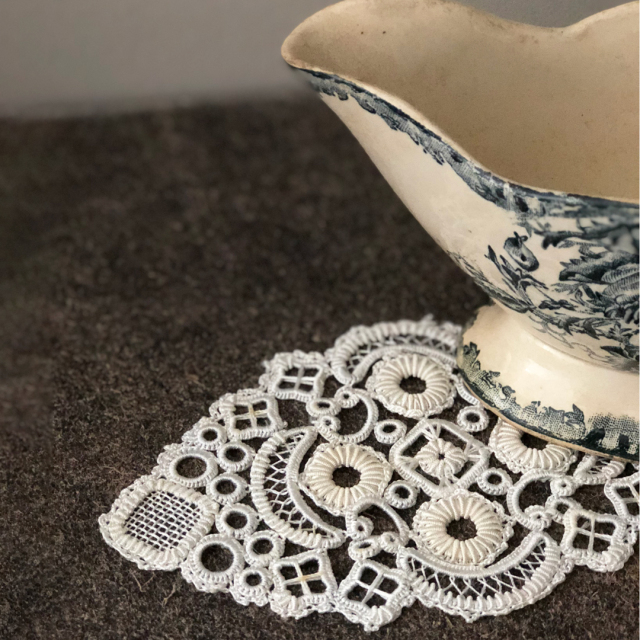 LA COUSINE DES LILAS ラ クジーヌ デ リラ アンティーク レース フランス 刺繍