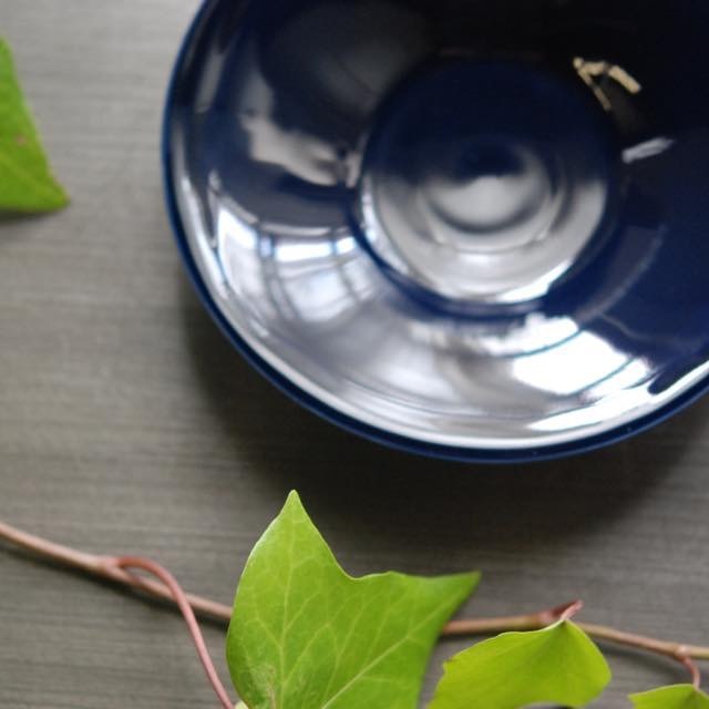 クリスチャンヌペロションの陶磁器。美しい色合いは自然を思い起こさせます。