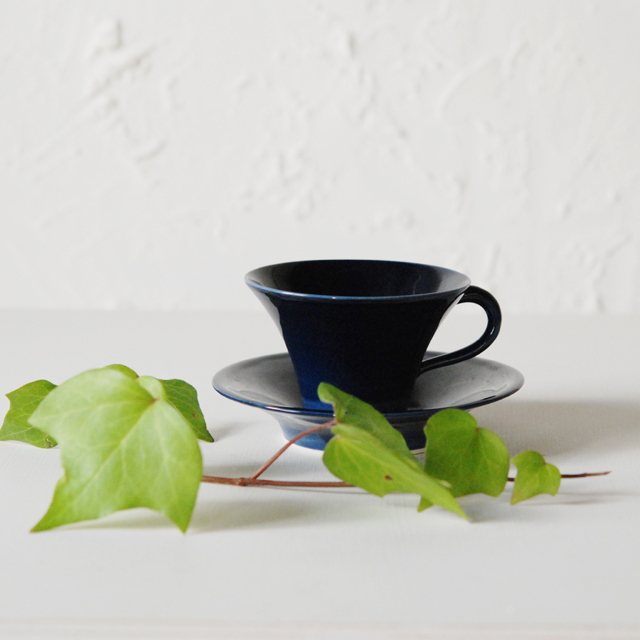 クリスチャンヌペロションの陶磁器。美しい色合いは自然を思い起こさせます。