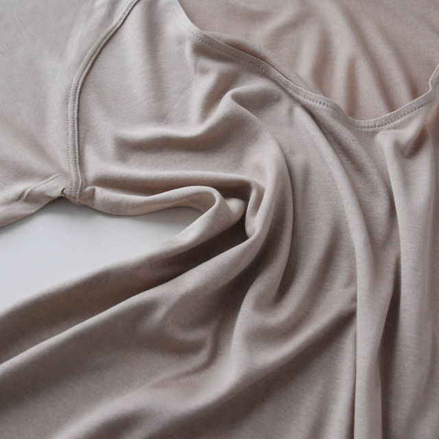 Cocoona　コクーナのシルクスキンウェア。肌に優しい、絹のなめらかな着心地。レギンス、キャミソール、ドレス、ナイトウェア。